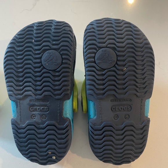 Toddler electro crocs like new - Picture 3 of 3